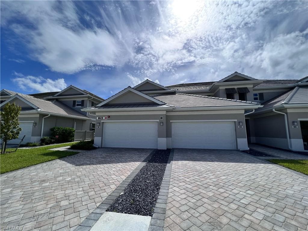 196 Indies DR E 201 NAPLES, FL 34114