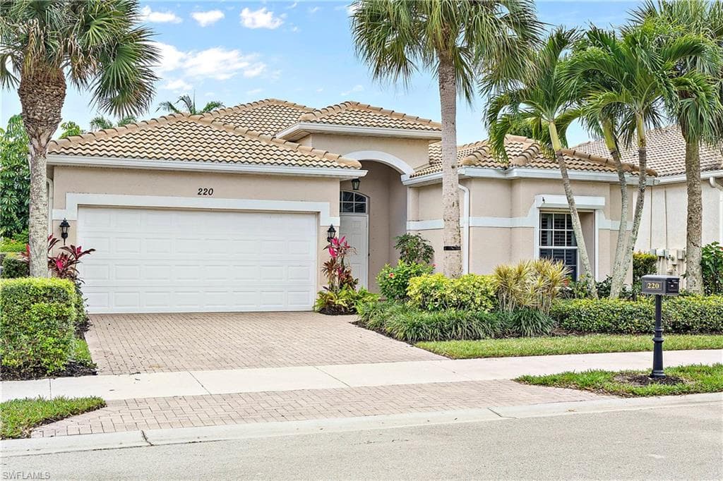 220 Glen Eagle CIR NAPLES, FL 34104