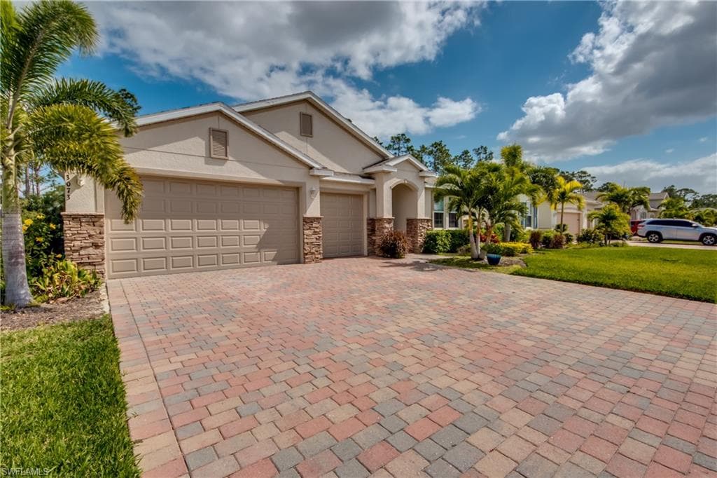 3073 Amadora CIR CAPE CORAL, FL 33909