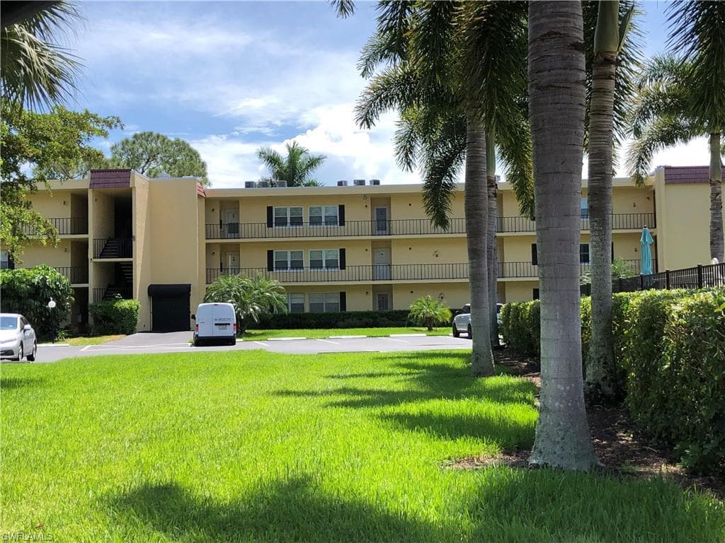 1086 Forest Lakes DR 9305 NAPLES, FL 34105