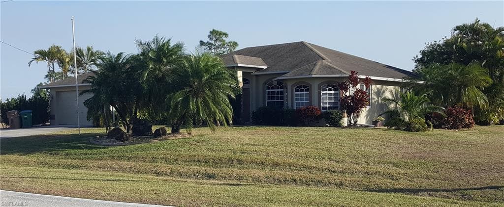 1612 N Gator CIR CAPE CORAL, FL 33909