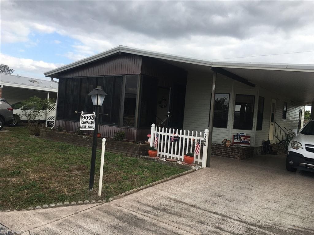 9098 Flamingo CIR NORTH FORT MYERS, FL 33903