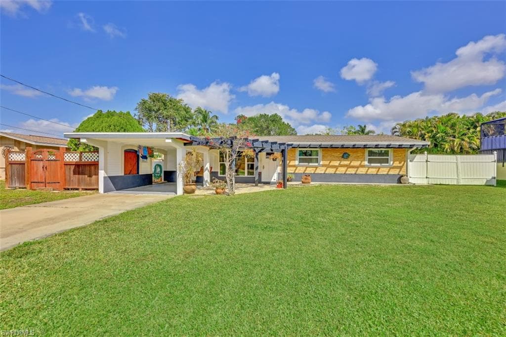 1033 Dolphin DR CAPE CORAL, FL 33904