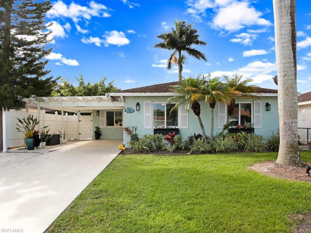744 94th AVE N NAPLES, FL 34108