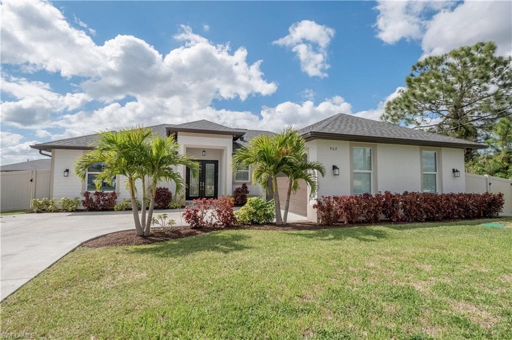909 Acroft AVE LEHIGH ACRES, FL 33971
