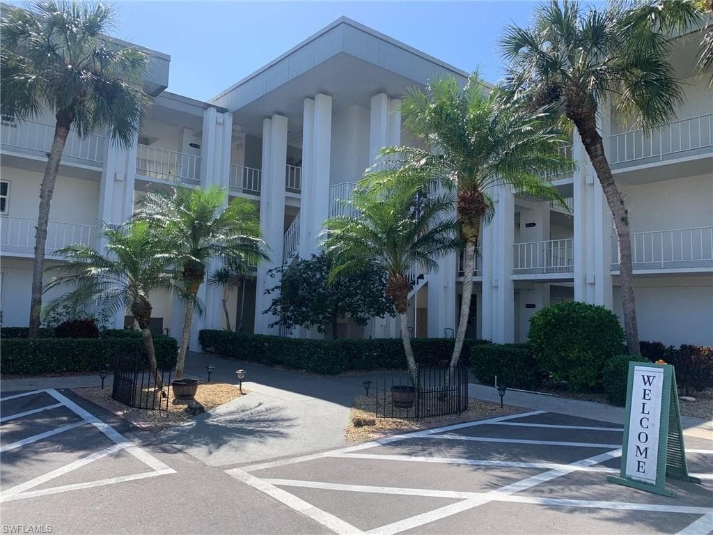 1724 Pine Valley DR 202 FORT MYERS, FL 33907