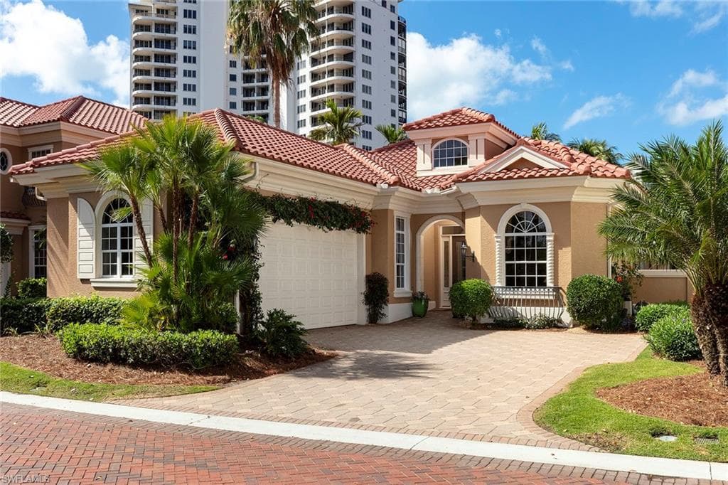 8755 La Palma LN NAPLES, FL 34108
