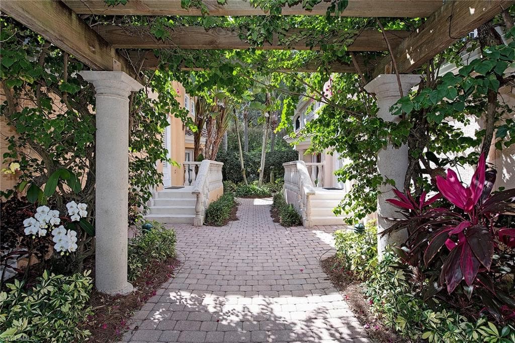 515 Via Veneto 201 NAPLES, FL 34108