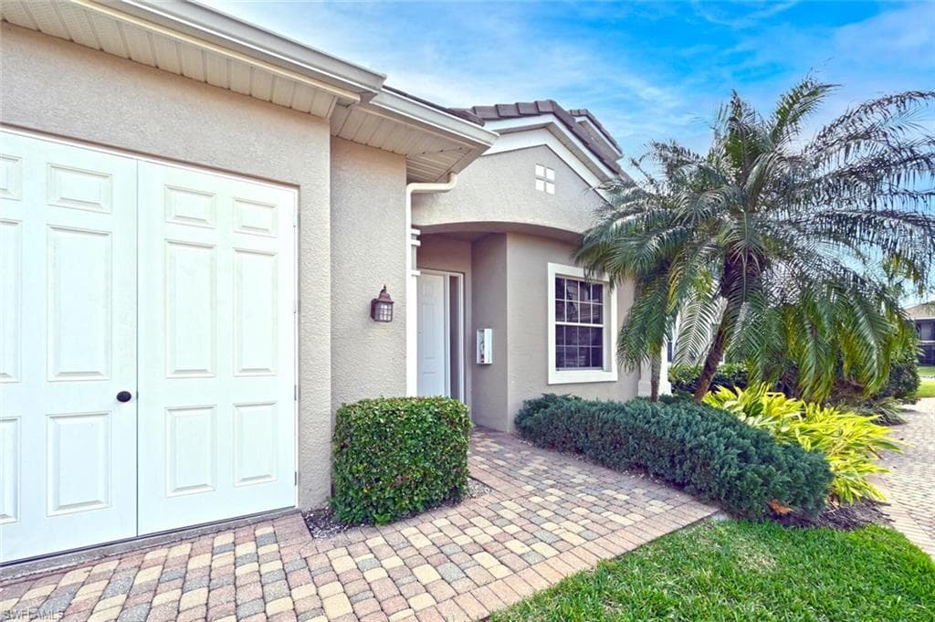 4739 Stratford CT 2204 NAPLES, FL 34105
