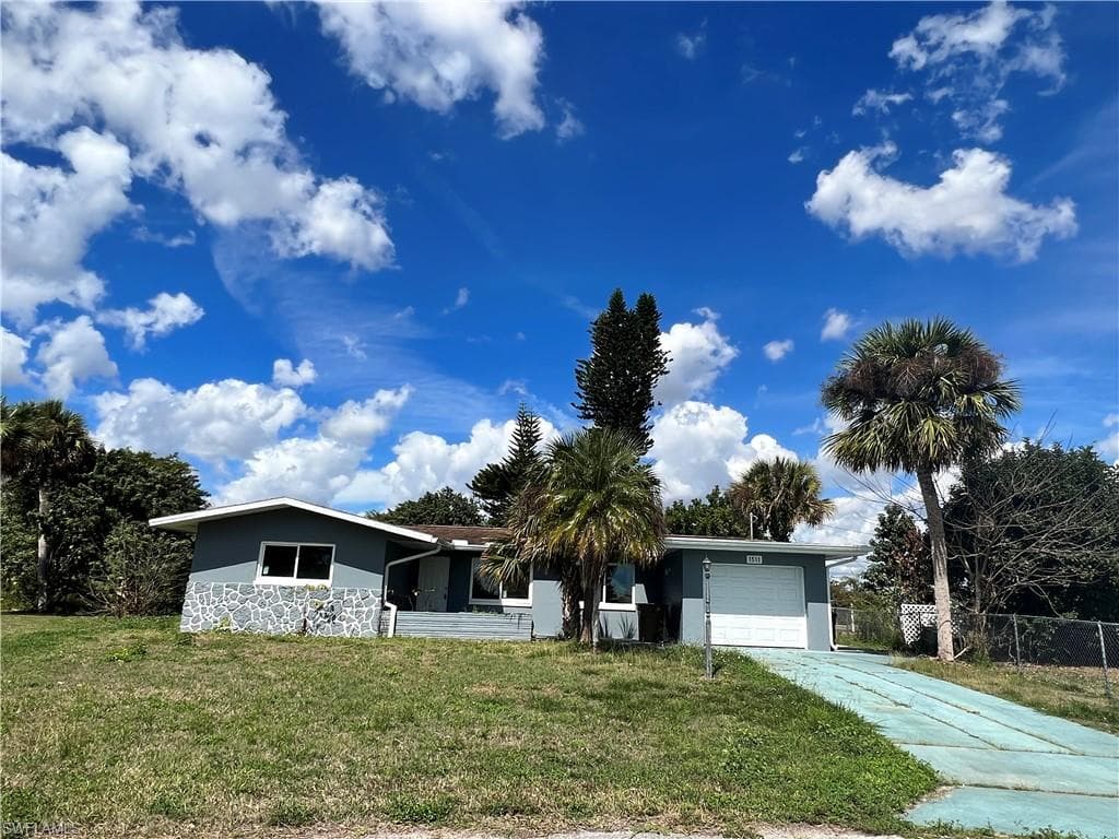 1511 Canal PL LEHIGH ACRES, FL 33936