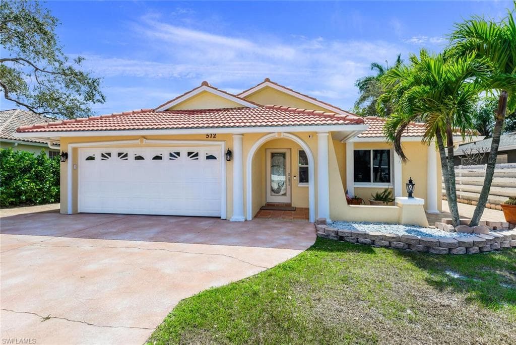 572 107th AVE N NAPLES, FL 34108