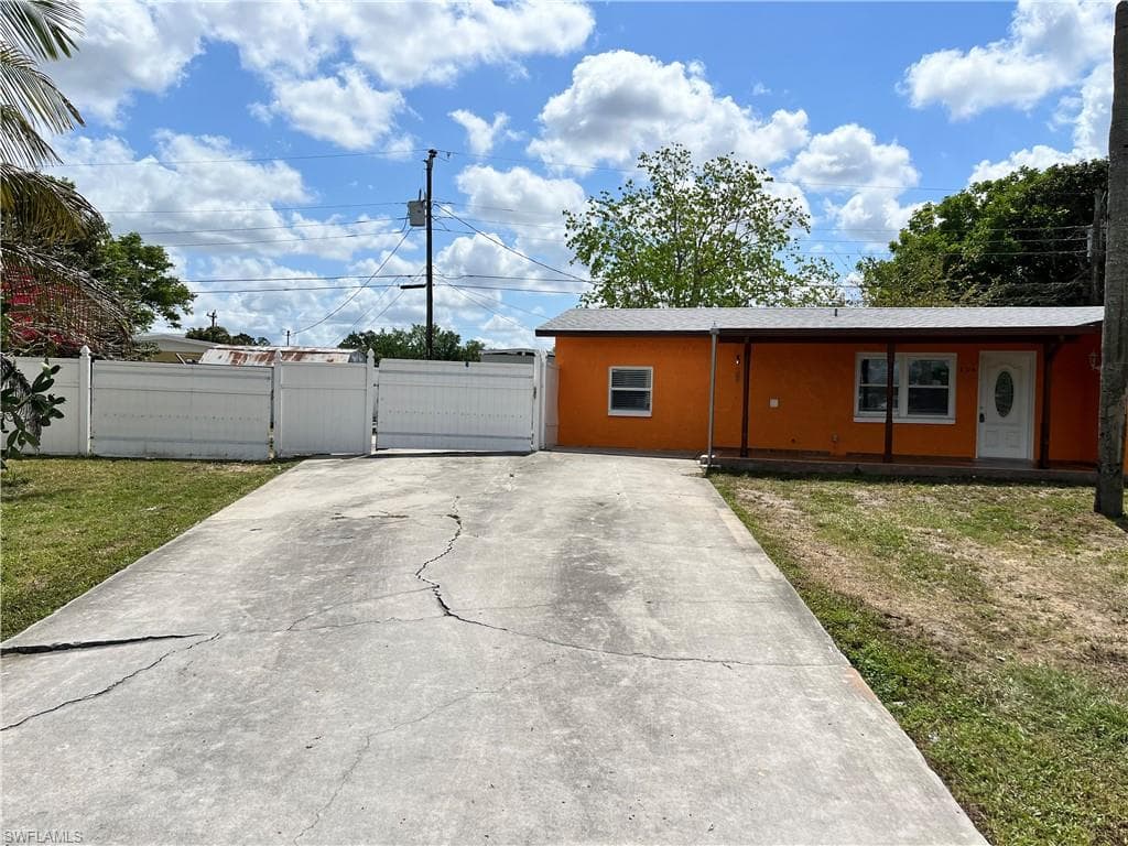 114 Alcala CT LEHIGH ACRES, FL 33936