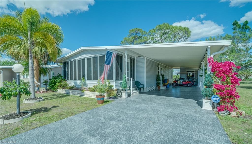 32 Sunset CIR NORTH FORT MYERS, FL 33903
