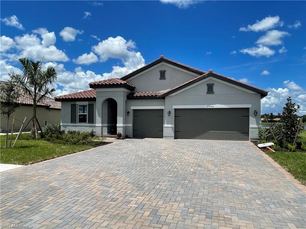 2066 Grove DR NAPLES, FL 34120