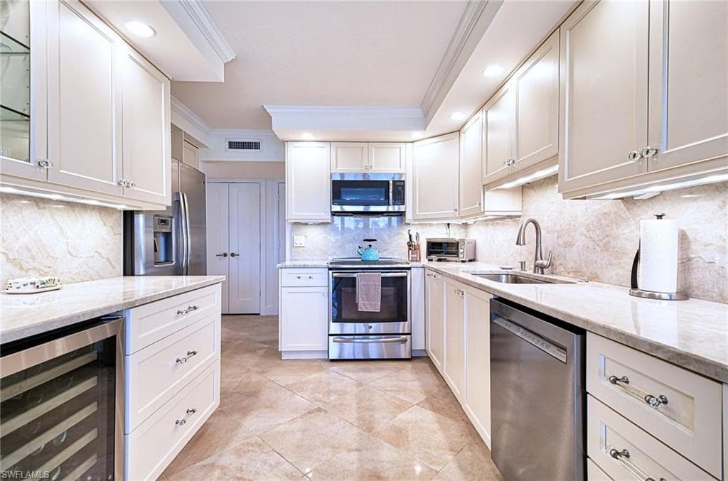 2400 Gulf Shore BLVD N 102 NAPLES, FL 34103