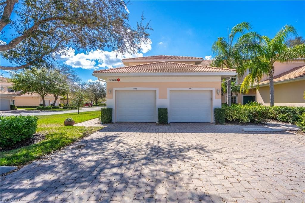 6325 Lexington CT 201 NAPLES, FL 34110