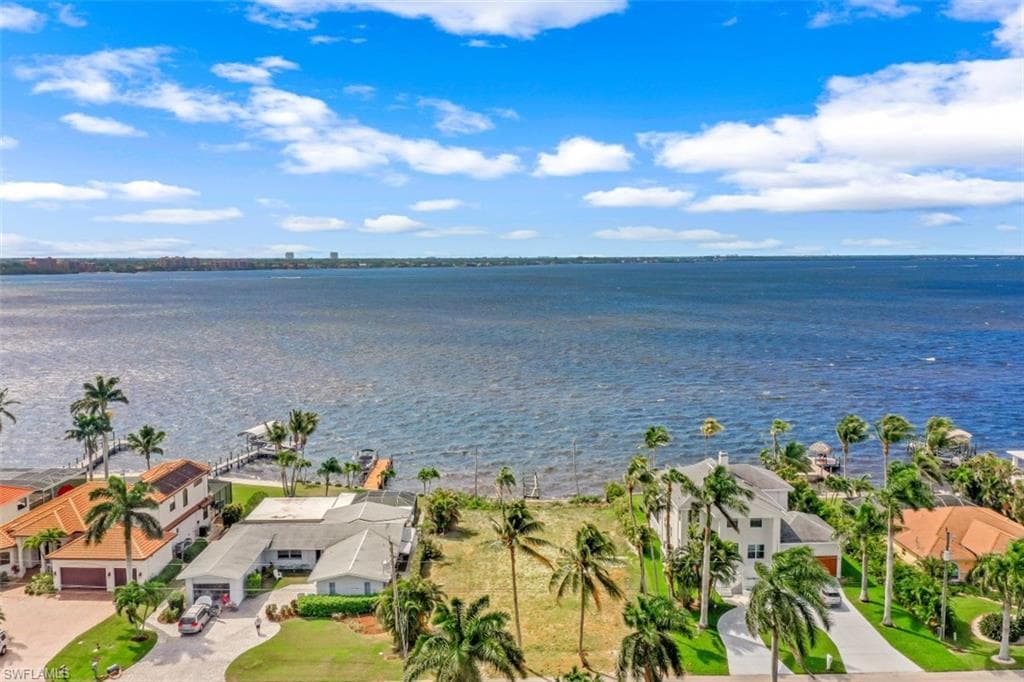 1024 Dolphin DR CAPE CORAL, FL 33904