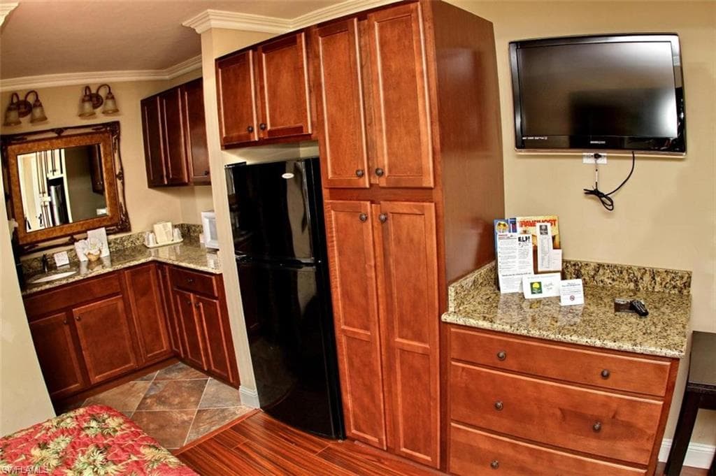 2555 Tamiami TRL N 236 NAPLES, FL 34103