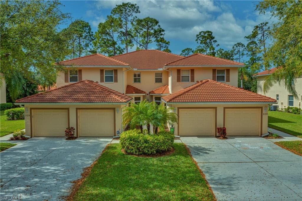509 ROBIN HOOD CIR 202 NAPLES, FL 34104