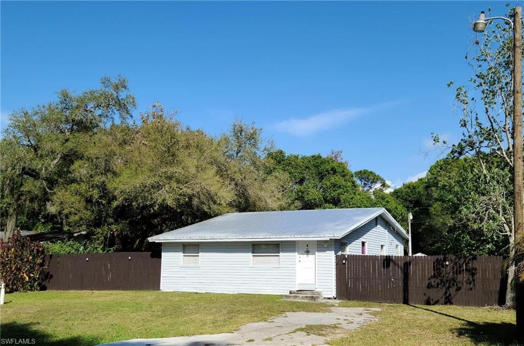 2716 Winona DR NORTH FORT MYERS, FL 33917