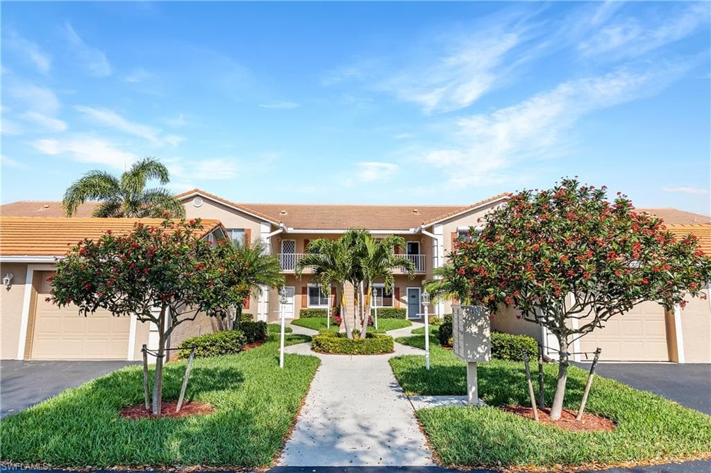 525 Saratoga CIR G-205 NAPLES, FL 34104
