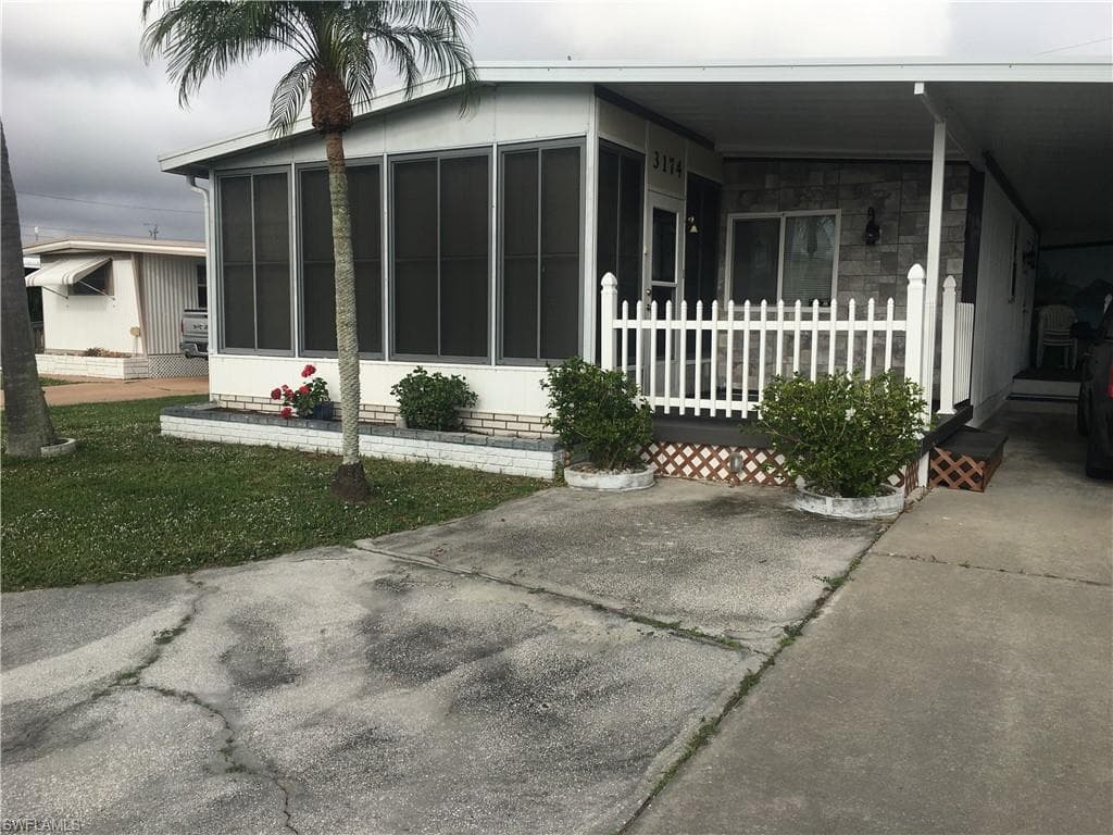 3174 Mercury LN NORTH FORT MYERS, FL 33903