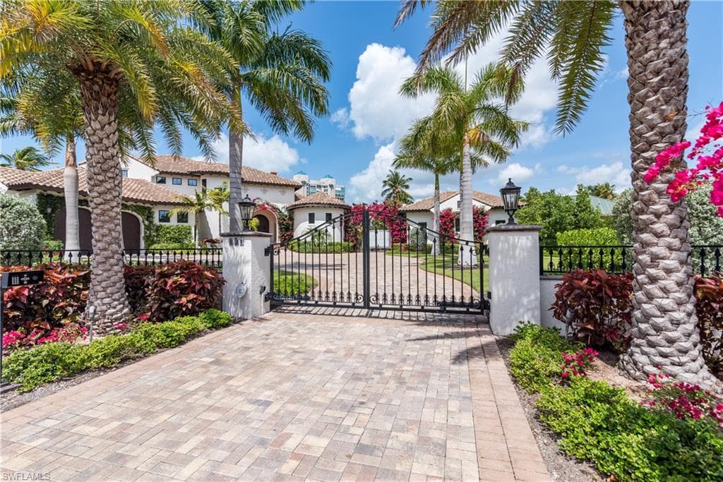 101 Seagate DR NAPLES, FL 34103