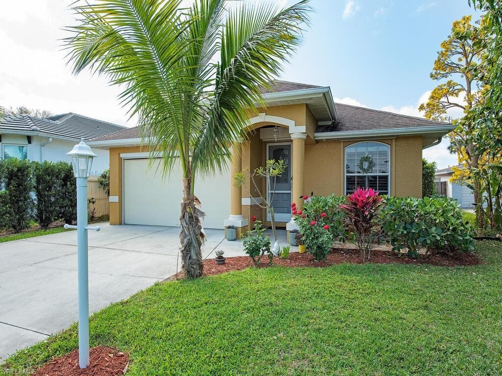 784 104th AVE N NAPLES, FL 34108