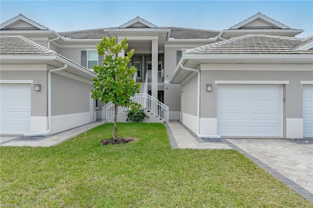 232 Indies DR E 202 NAPLES, FL 34114