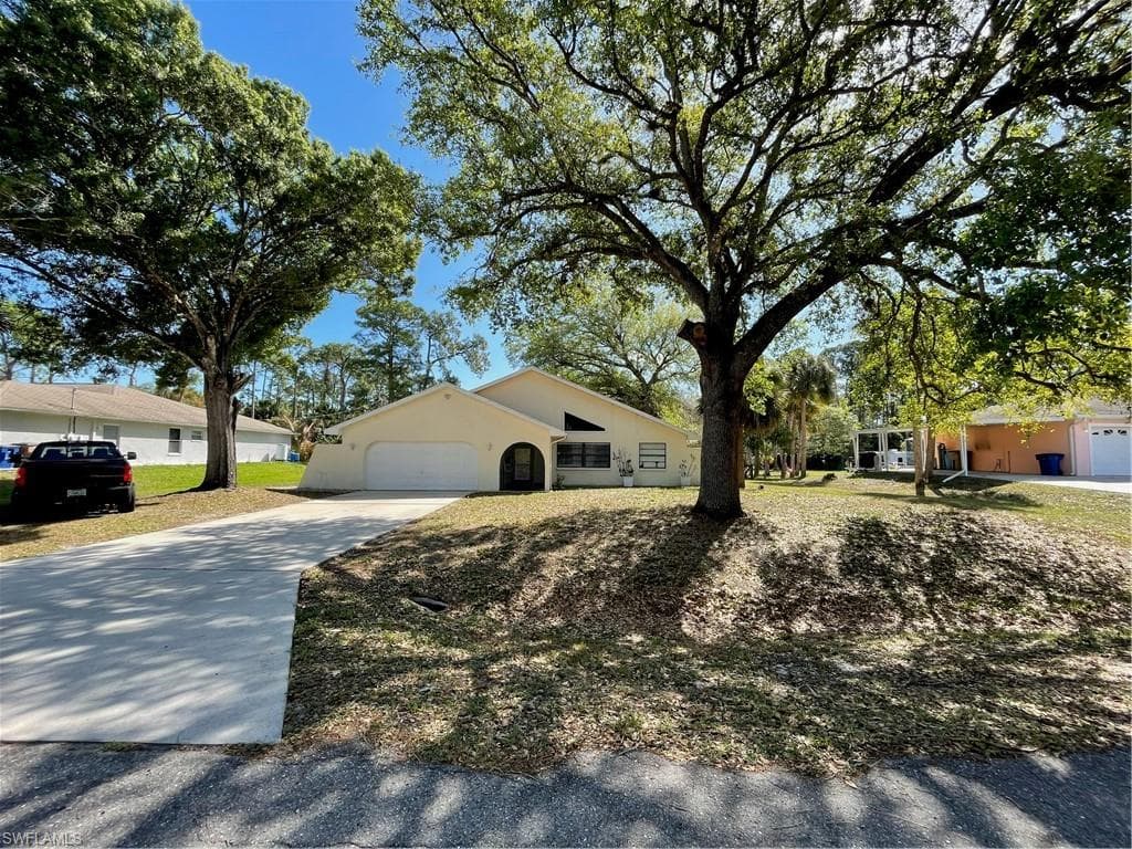 412 Calvin AVE LEHIGH ACRES, FL 33972