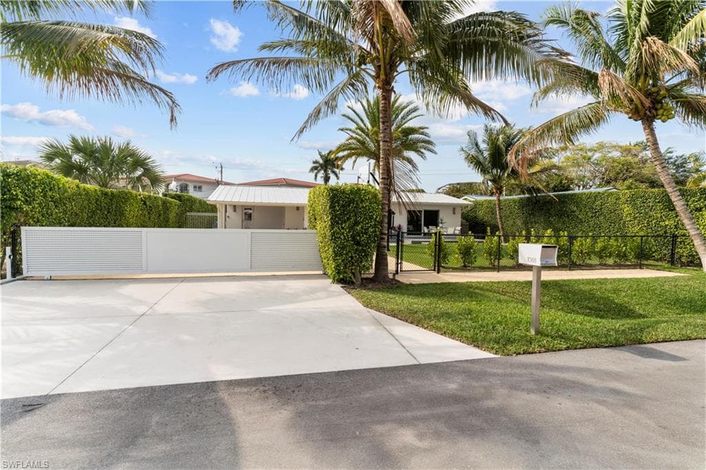 1088 Wisconsin DR NAPLES, FL 34103