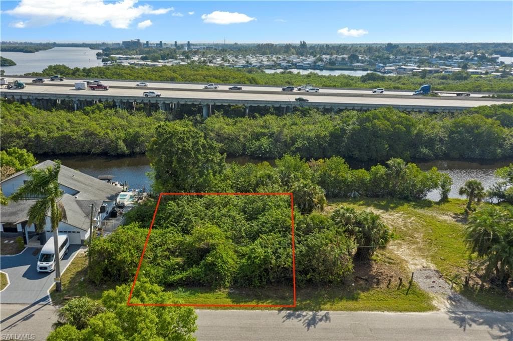 97 Schneider DR FORT MYERS, FL 33905
