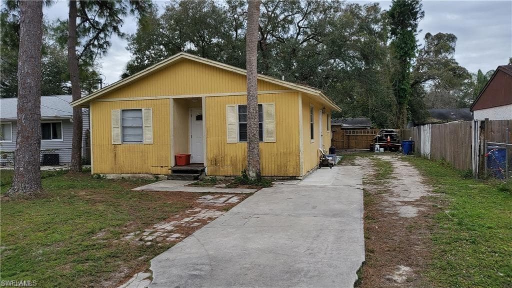 537 Sacramento ST NORTH FORT MYERS, FL 33903
