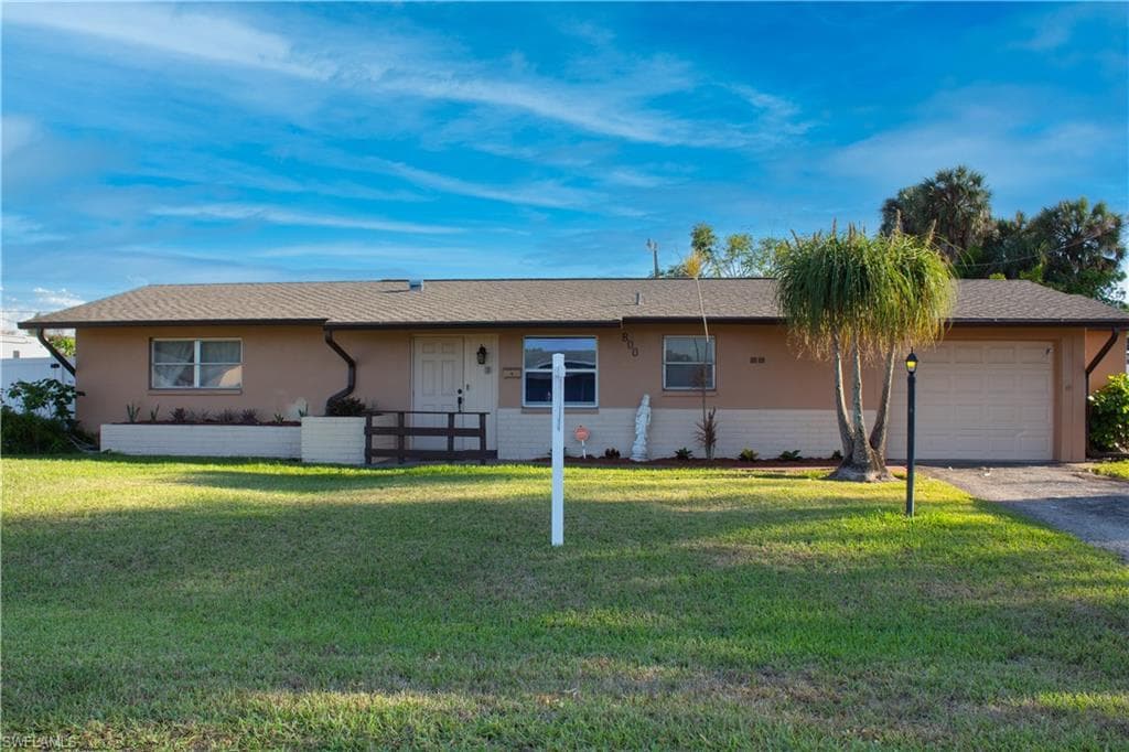 800 Juno DR LEHIGH ACRES, FL 33936