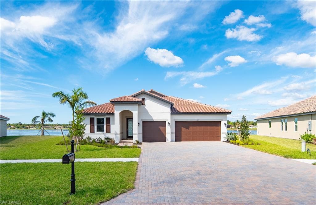 2074 Grove DR NAPLES, FL 34120