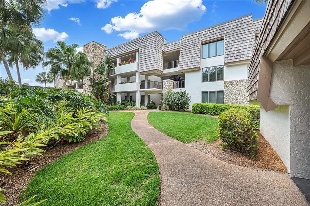 102 Clubhouse DR I-376 NAPLES, FL 34105