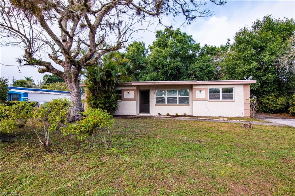 1402 Gardenia AVE FORT MYERS, FL 33916