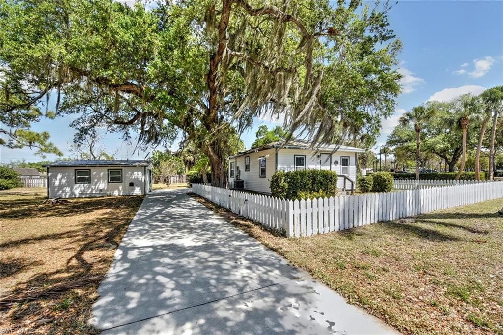 10351 Pennsylvania AVE BONITA SPRINGS, FL 34135