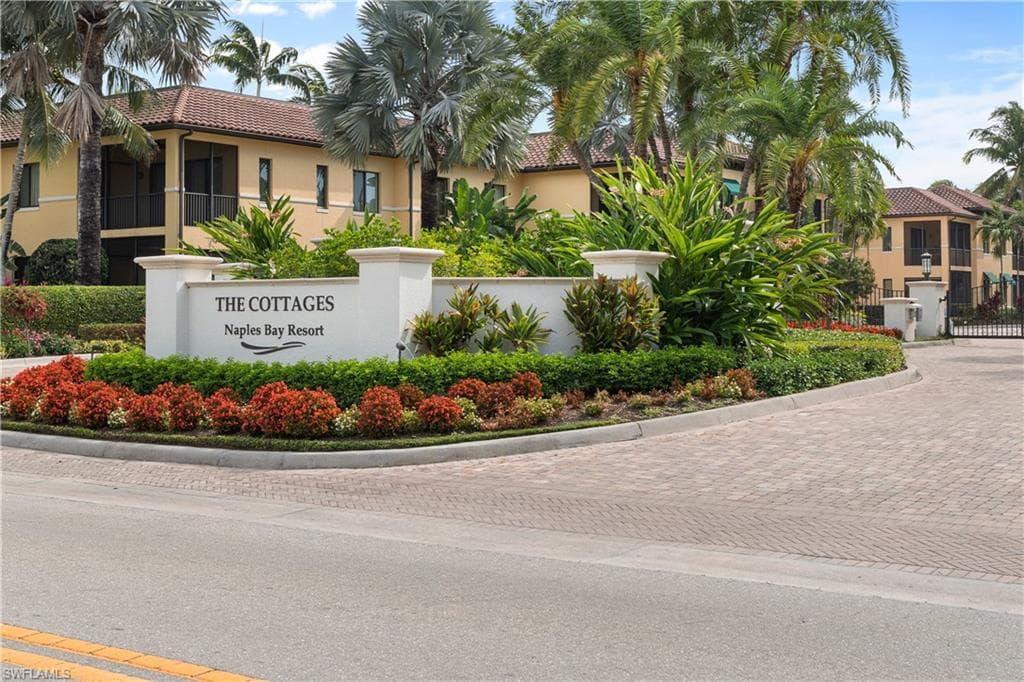 1055 Sandpiper ST H-202 NAPLES, FL 34102