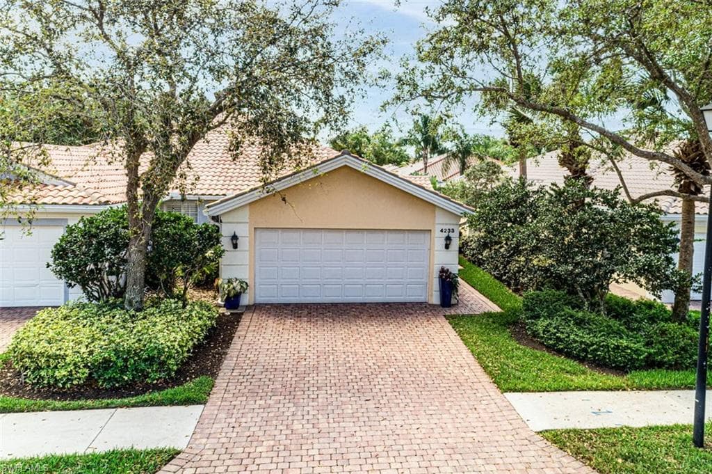 4233 Saint George LN NAPLES, FL 34119