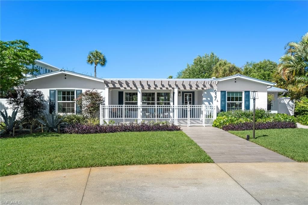 637 Palm CIR W NAPLES, FL 34102