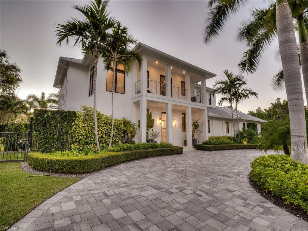 621 7th ST N NAPLES, FL 34102