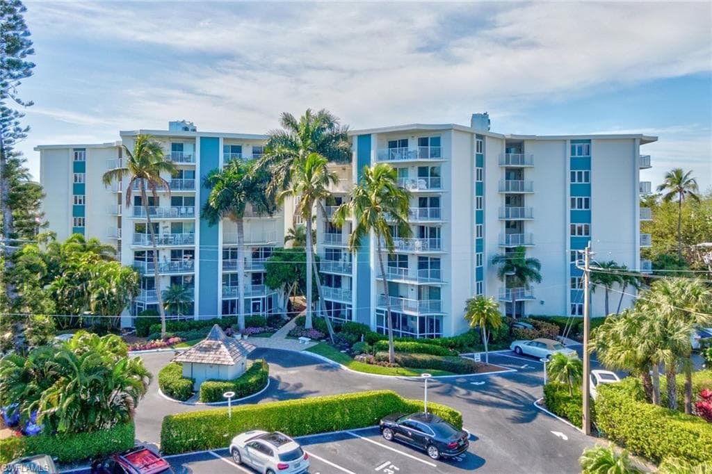 1300 Gulf Shore BLVD N 403 NAPLES, FL 34102