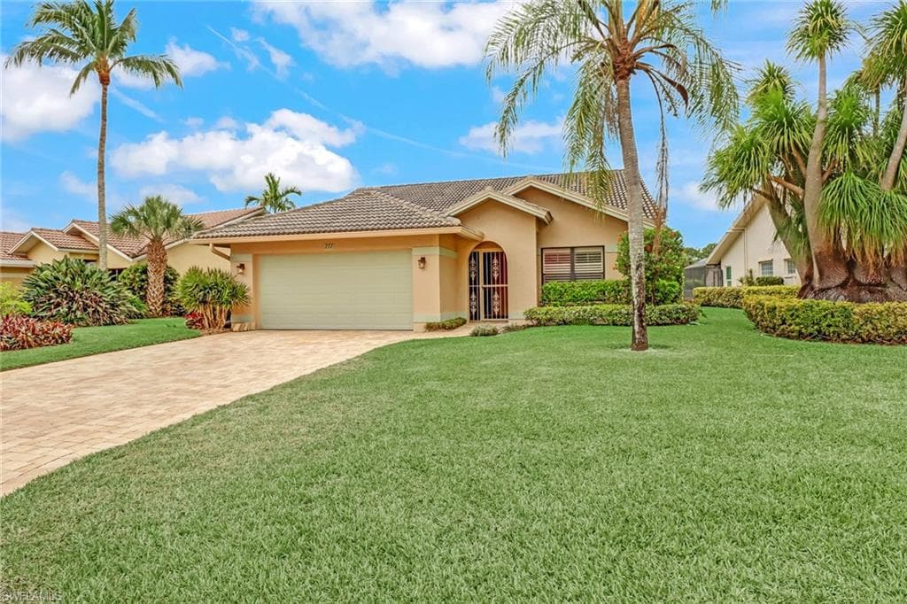 272 Fox Den CIR NAPLES, FL 34104