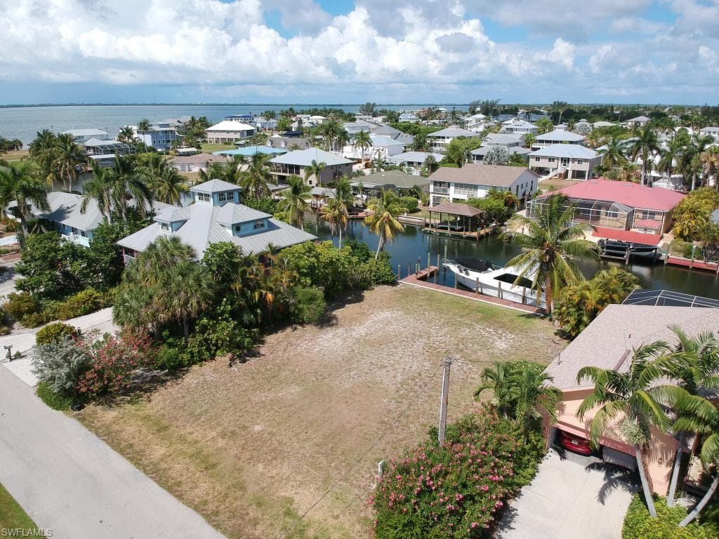 2373 Cherimoya LN ST. JAMES CITY, FL 33956