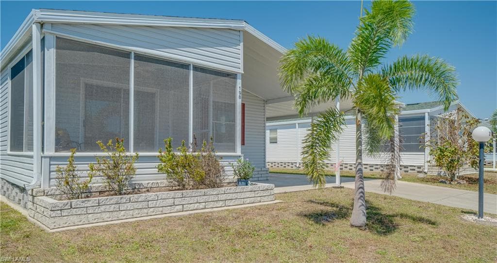 198 Sun DR E NORTH FORT MYERS, FL 33903