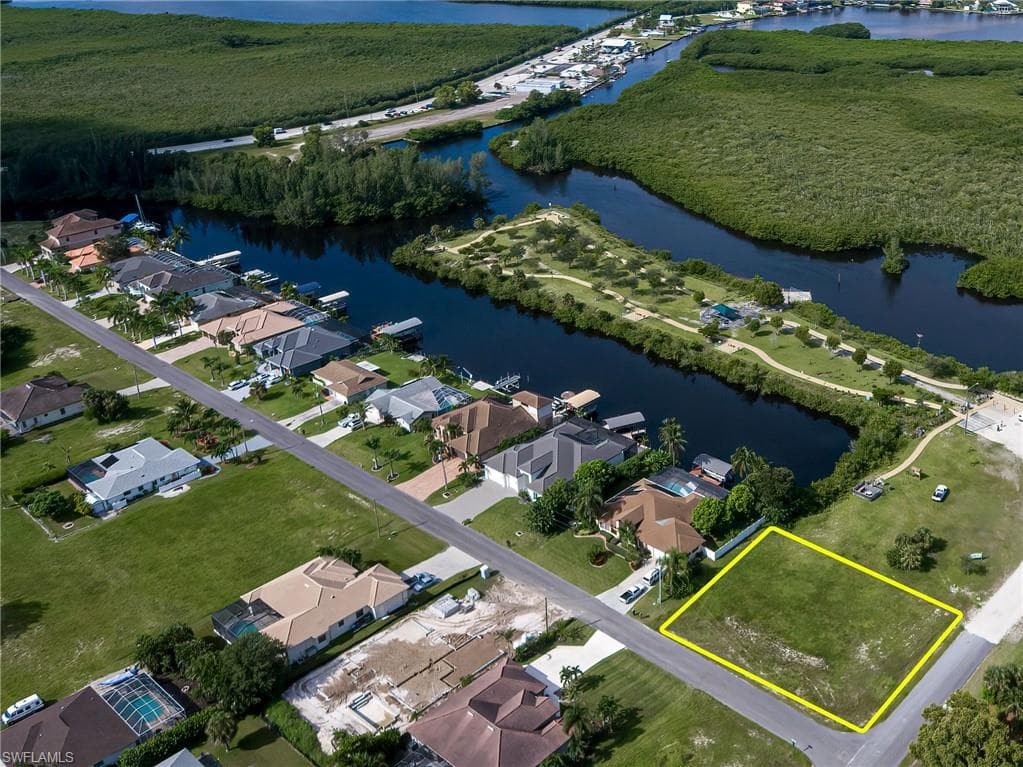 418 SW 39th AVE CAPE CORAL, FL 33991