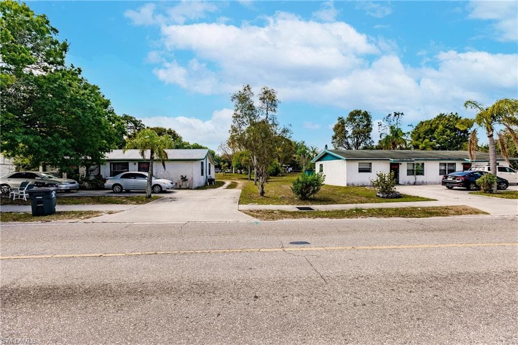 3326,3328 3330,3332 Edison AVE FORT MYERS, FL 33916