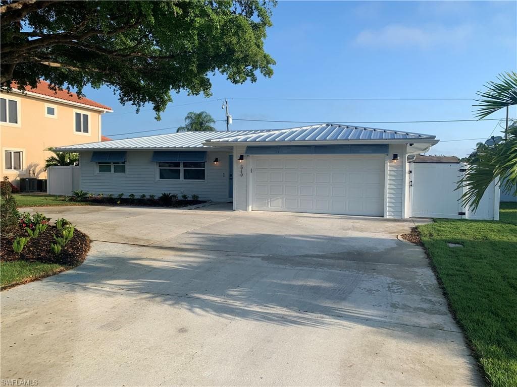 519 105th AVE N NAPLES, FL 34108