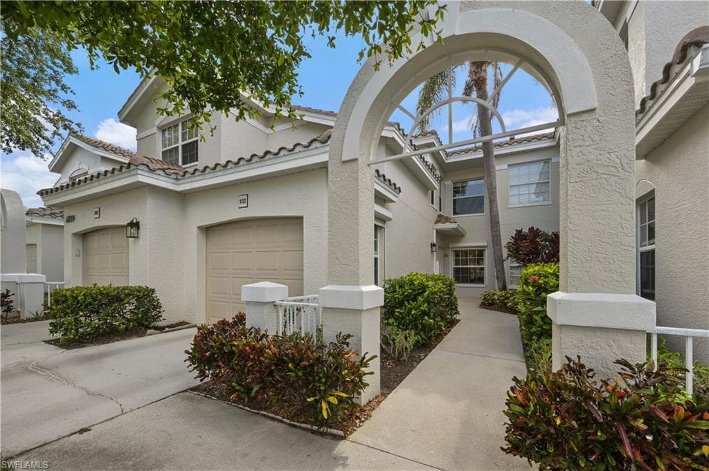 6839 Lantana Bridge RD 102 NAPLES, FL 34109
